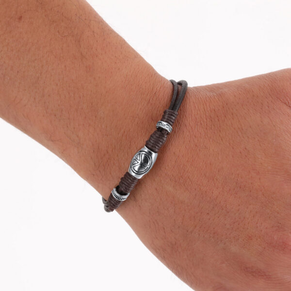 Braunes Lederarmband mit gewachsten Kordeln, Friedenssymbol und silberfarbenen Details – Bild 5
