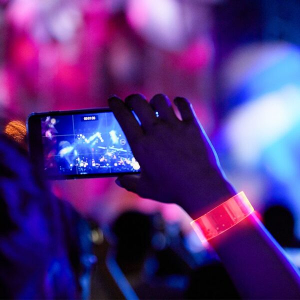 Custom Color LED Glow Wristbands - Pilt 5