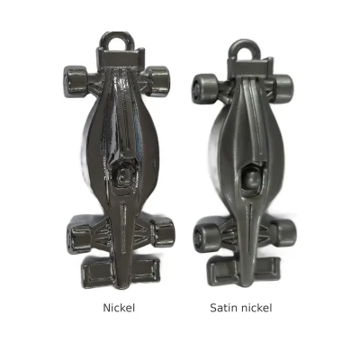 Duas amostras de porta-chaves de metal fundido sob pressão a comparar o banho de níquel e o de níquel acetinado